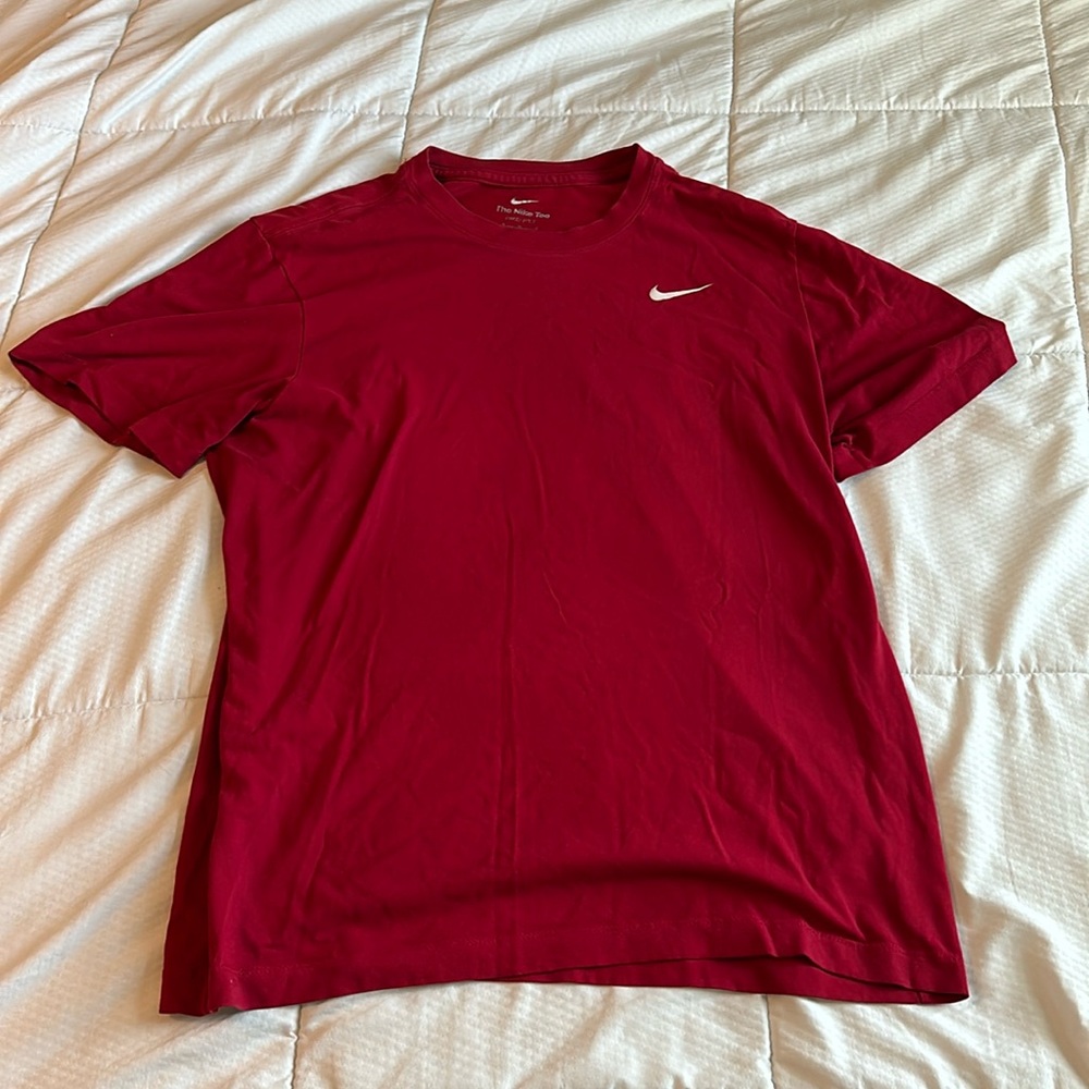 Men’s Medium Nike Red Tee